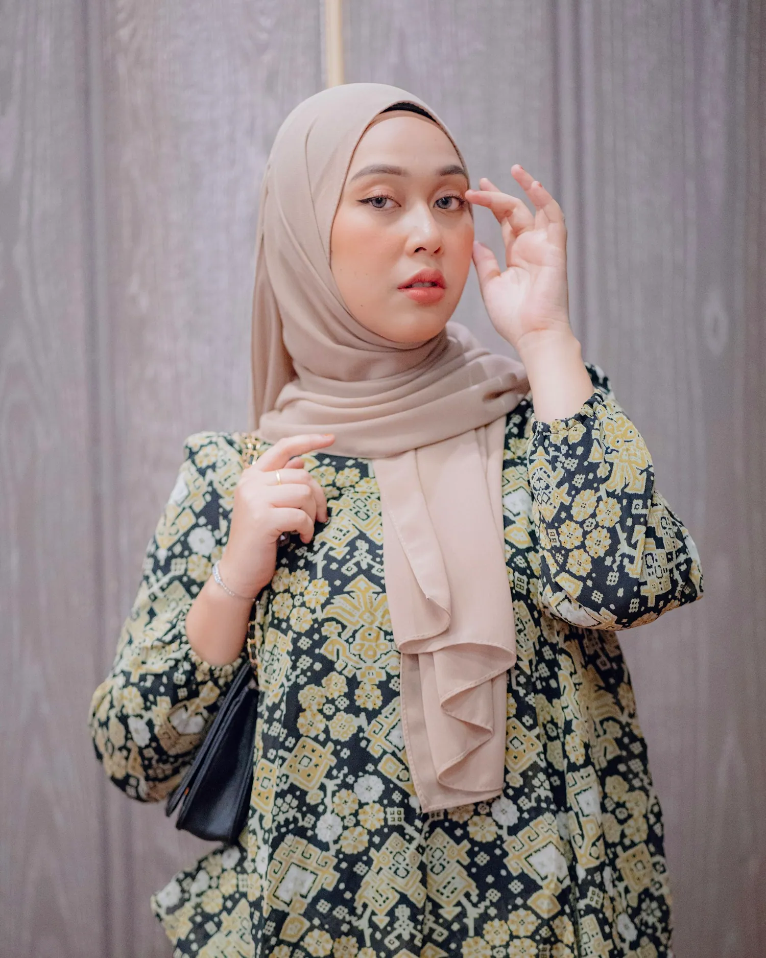 A baju kurung moden in sand batik